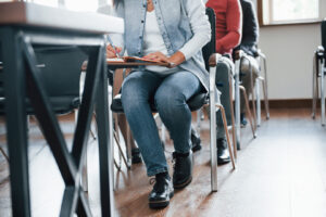 studenti intr-o sala