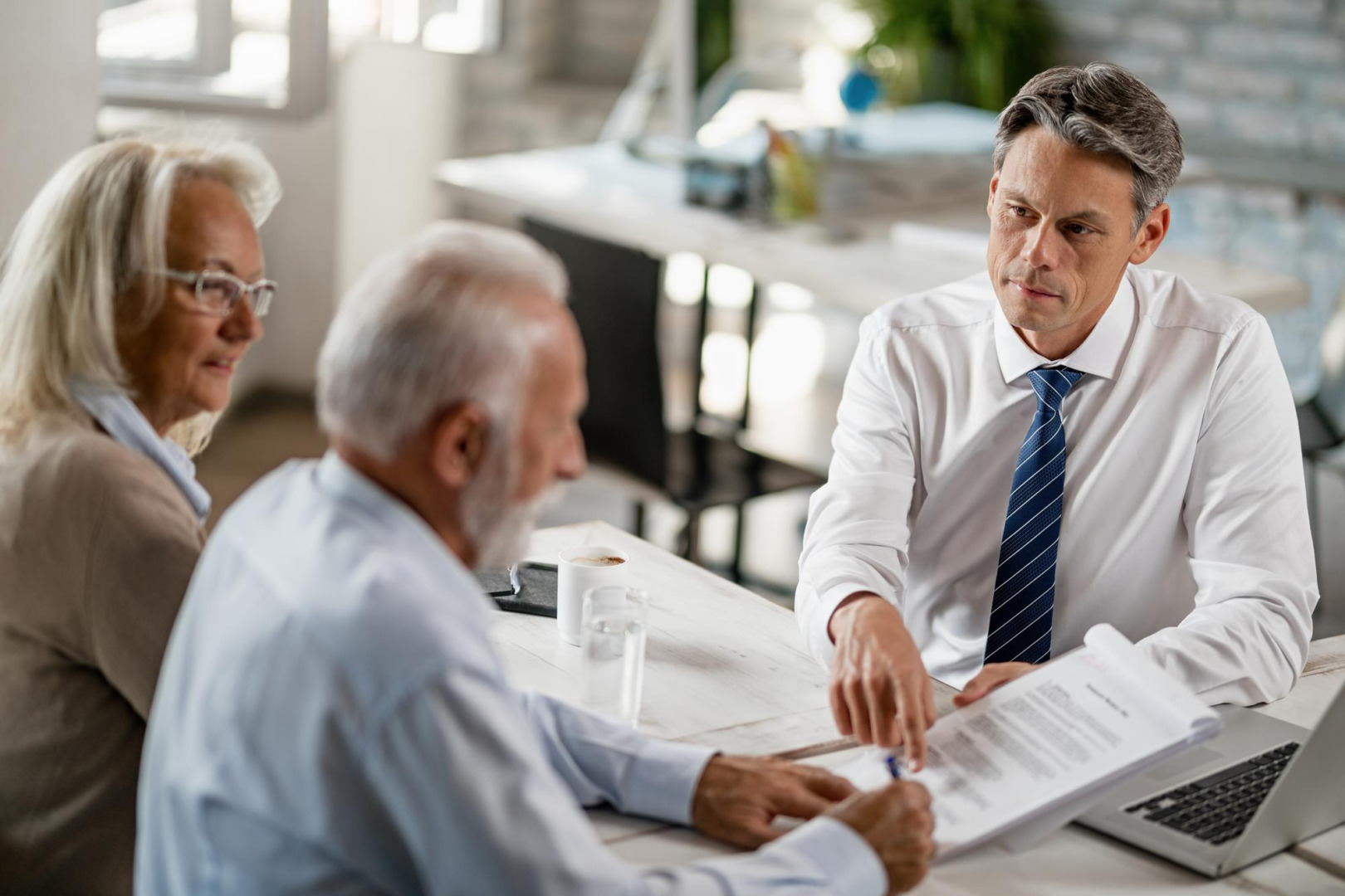clienti discuta cu un bancher