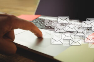 trimiterea unui e-mail de pe un laptop