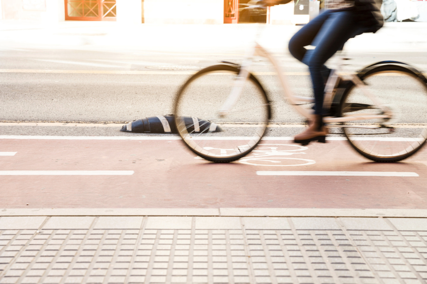 o bicicleta se deplaseaza pe o pista deldicata