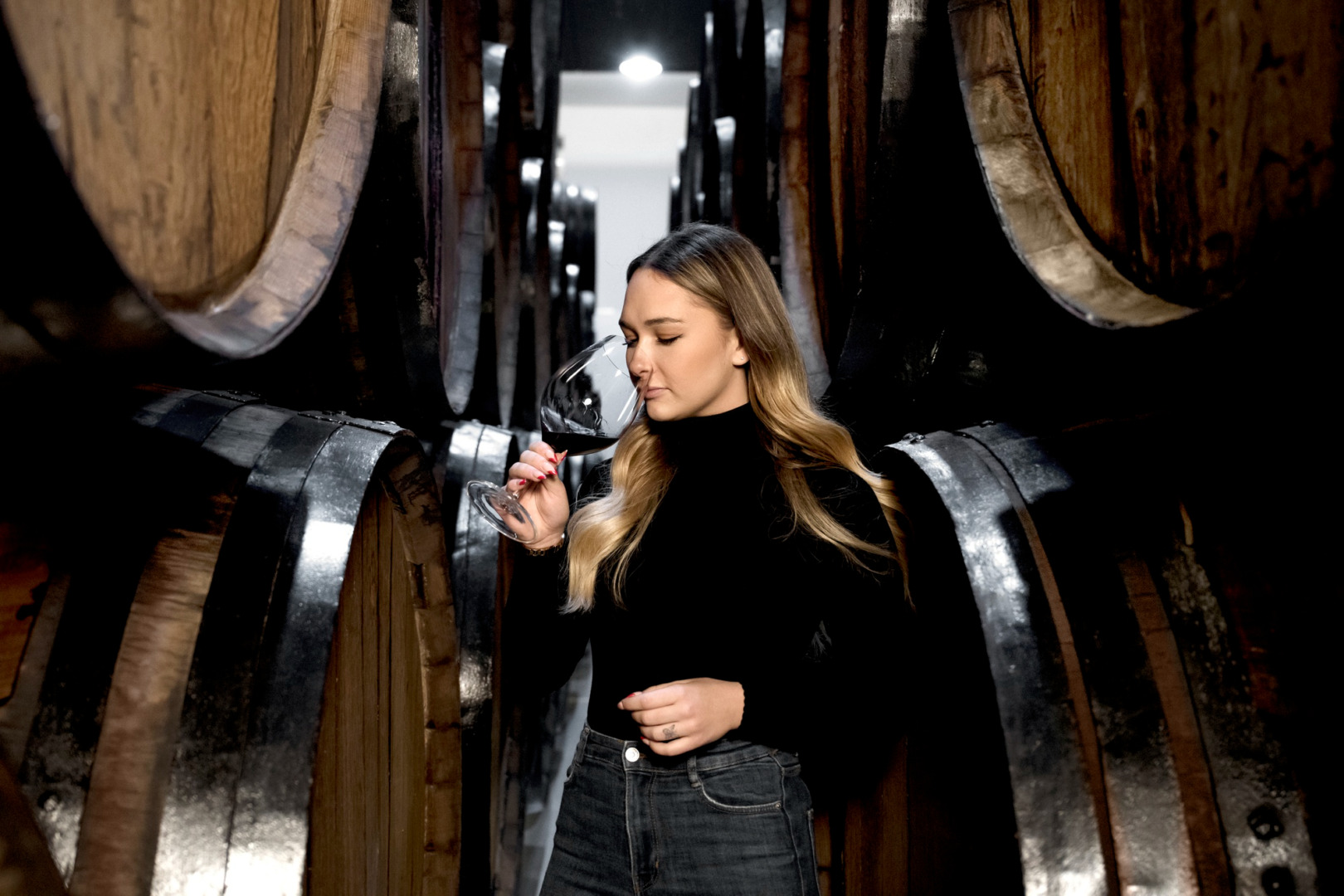 o femeie bea vin intr-o crama