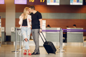un cuplu pe aeroport