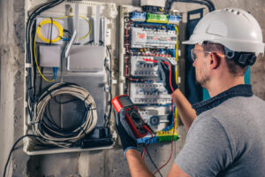 un electrician verifica un panou electric