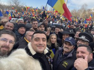 george simion la protest in piata victoriei alaturi de sustinatorii aur purtand blana haiduceasca