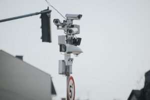 camere de securitate montate pe un stalp