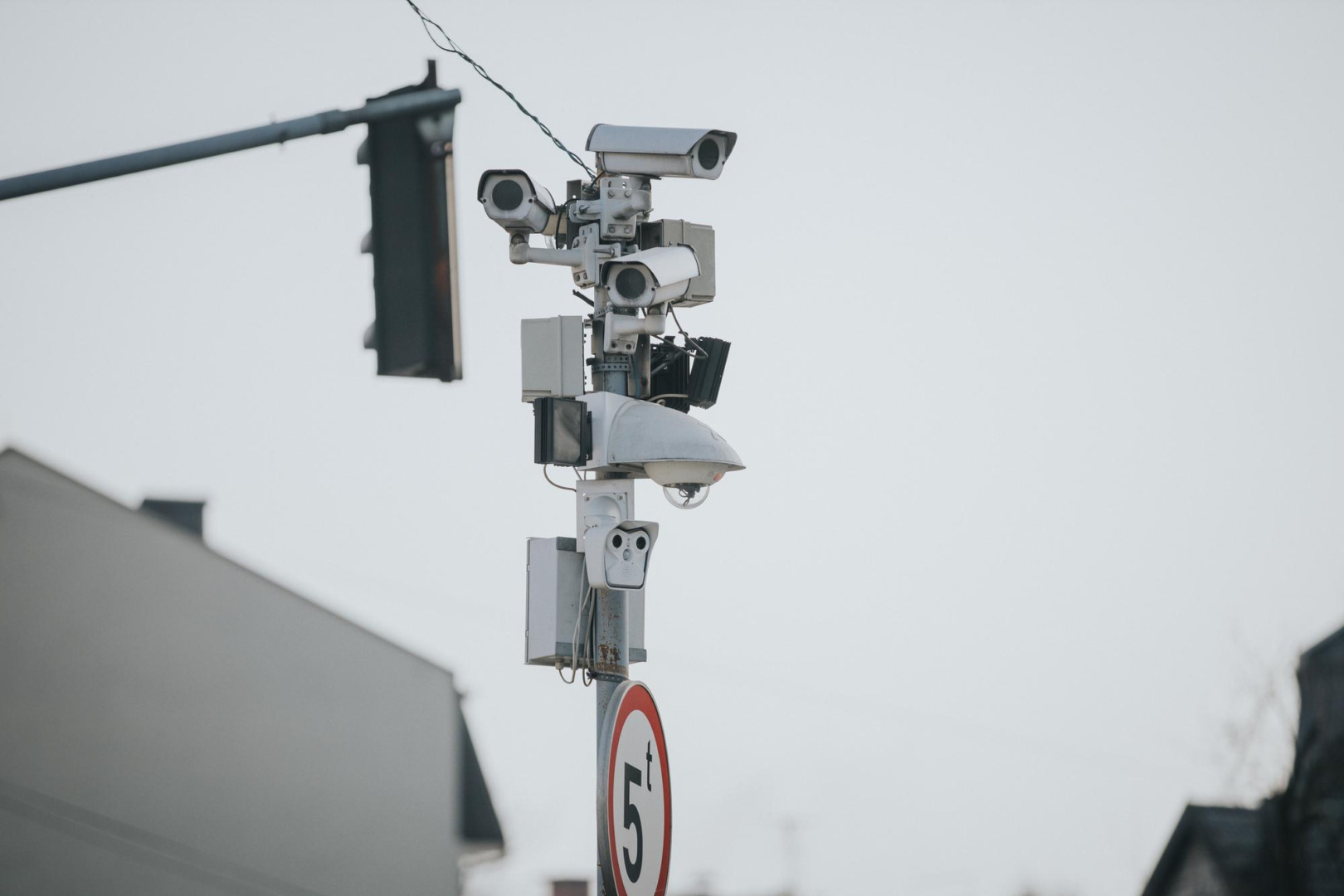 camere de securitate montate pe un stalp