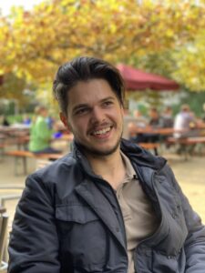 Dragos Duse in campus in Germania