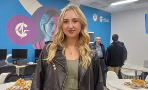 Studentă la Universitatea Politehnica, Lansare Laborator