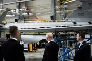 Ministrul ungar de externe şi al comerţului exterior, Péter Szijjártó, miercuri, la Linköping, fabrica de avioane SAAB