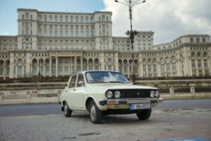 Dacia 1300 în fața Casei Poporului