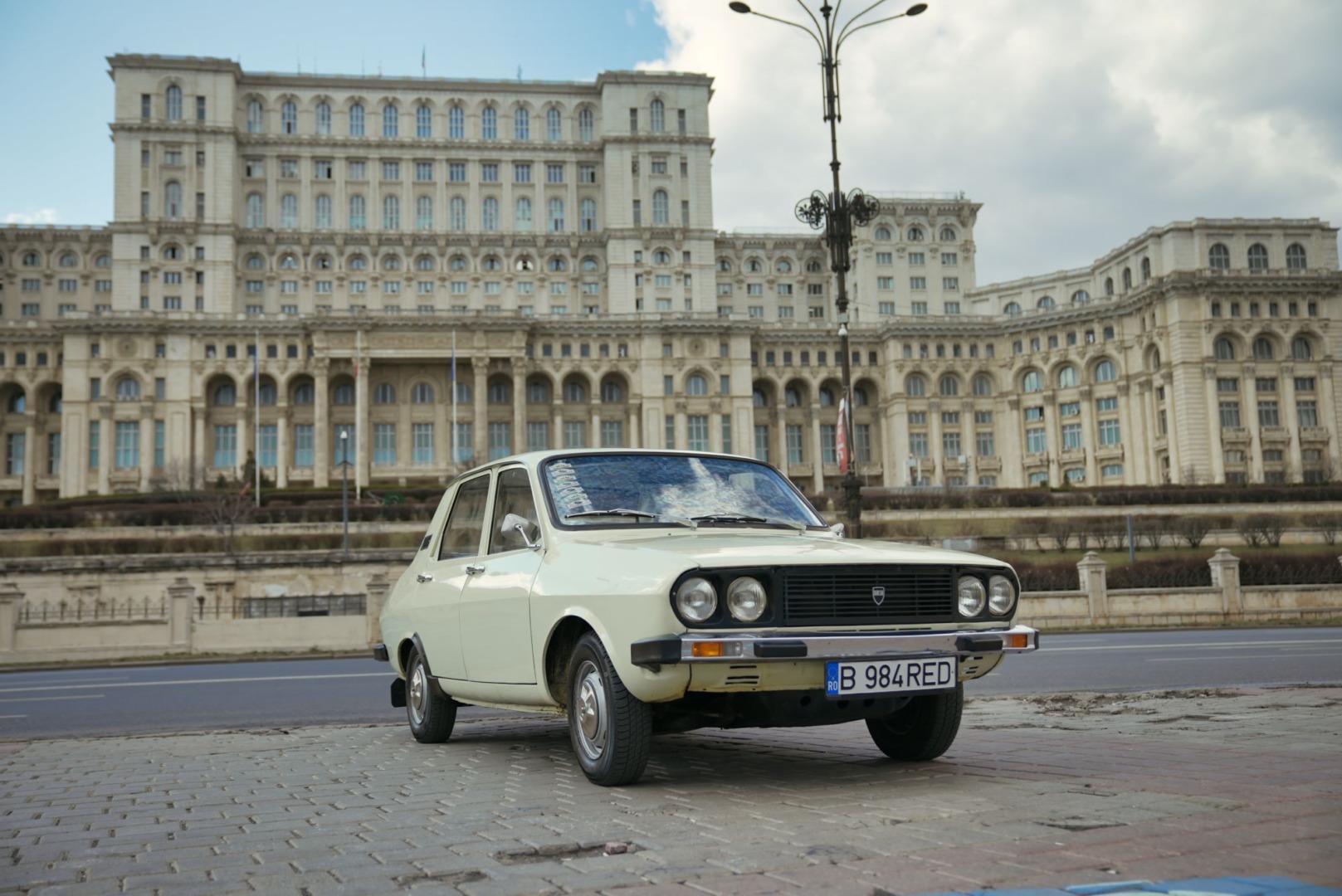 Dacia 1300 în fața Casei Poporului