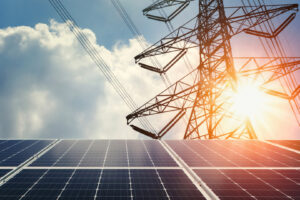 Panou solar și stâlp de înaltă tensiune în lumina soarelui. Concept de energie curată