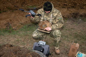 un militar foloseste o drona fpv