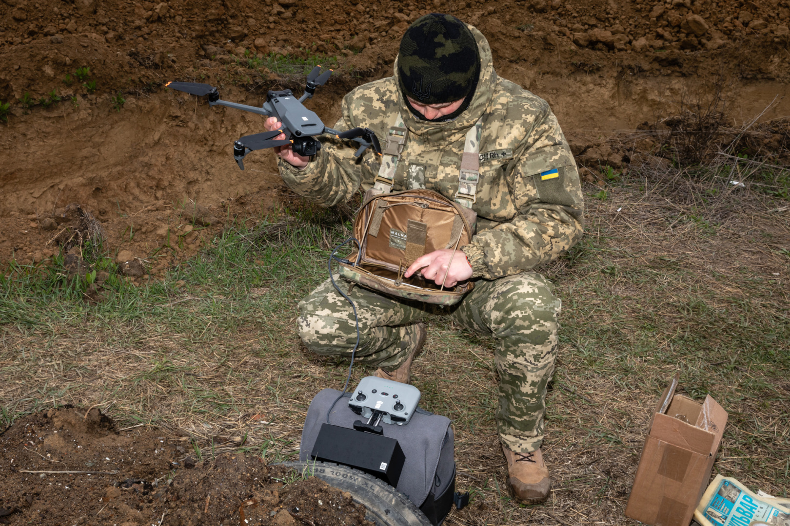 un militar foloseste o drona fpv