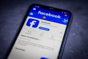 aplicatia facebook pe un iphone