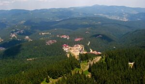 Vedere aeriană a stațiunii Pamporovo în timpul verii