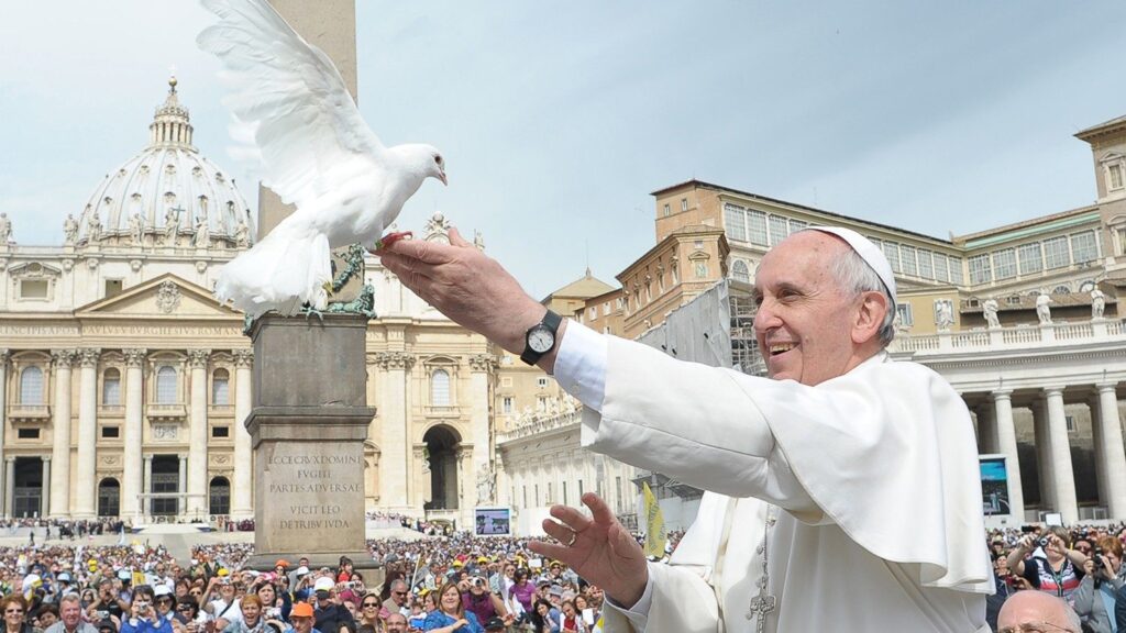 Papa Francisc și mulțimea e oameni