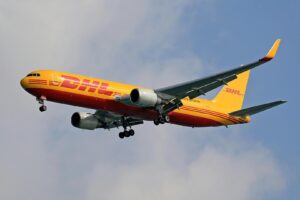 un avion cargo dhl in zbor