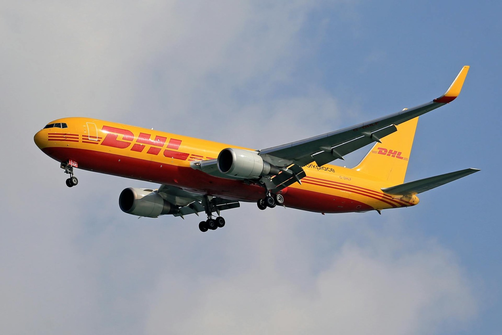 un avion cargo dhl in zbor
