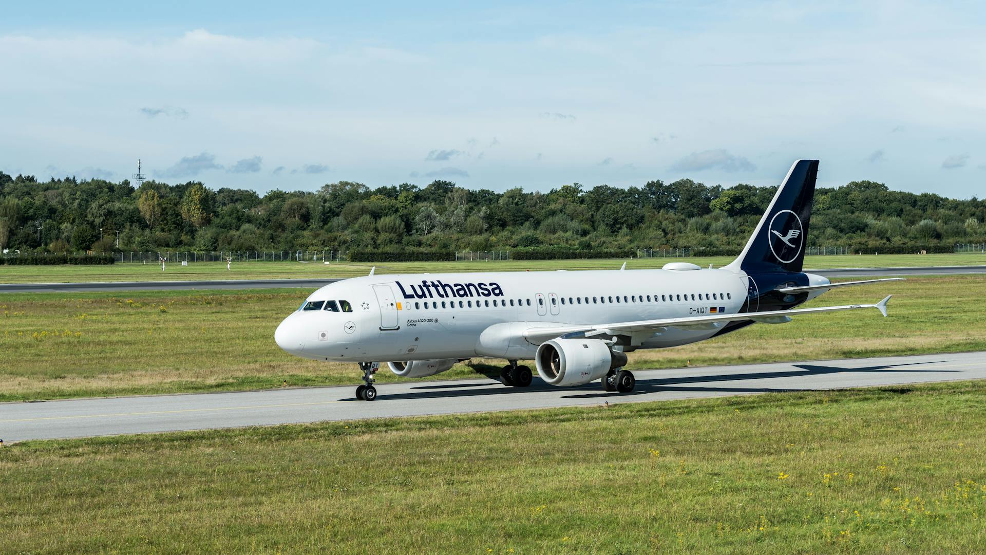 avion lufthansa pe pista