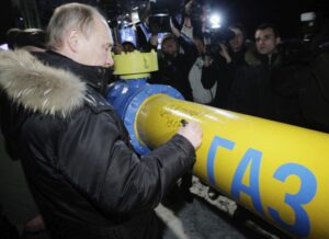 presedintele rus vladimir putin semneaza pe o conducta de gaze