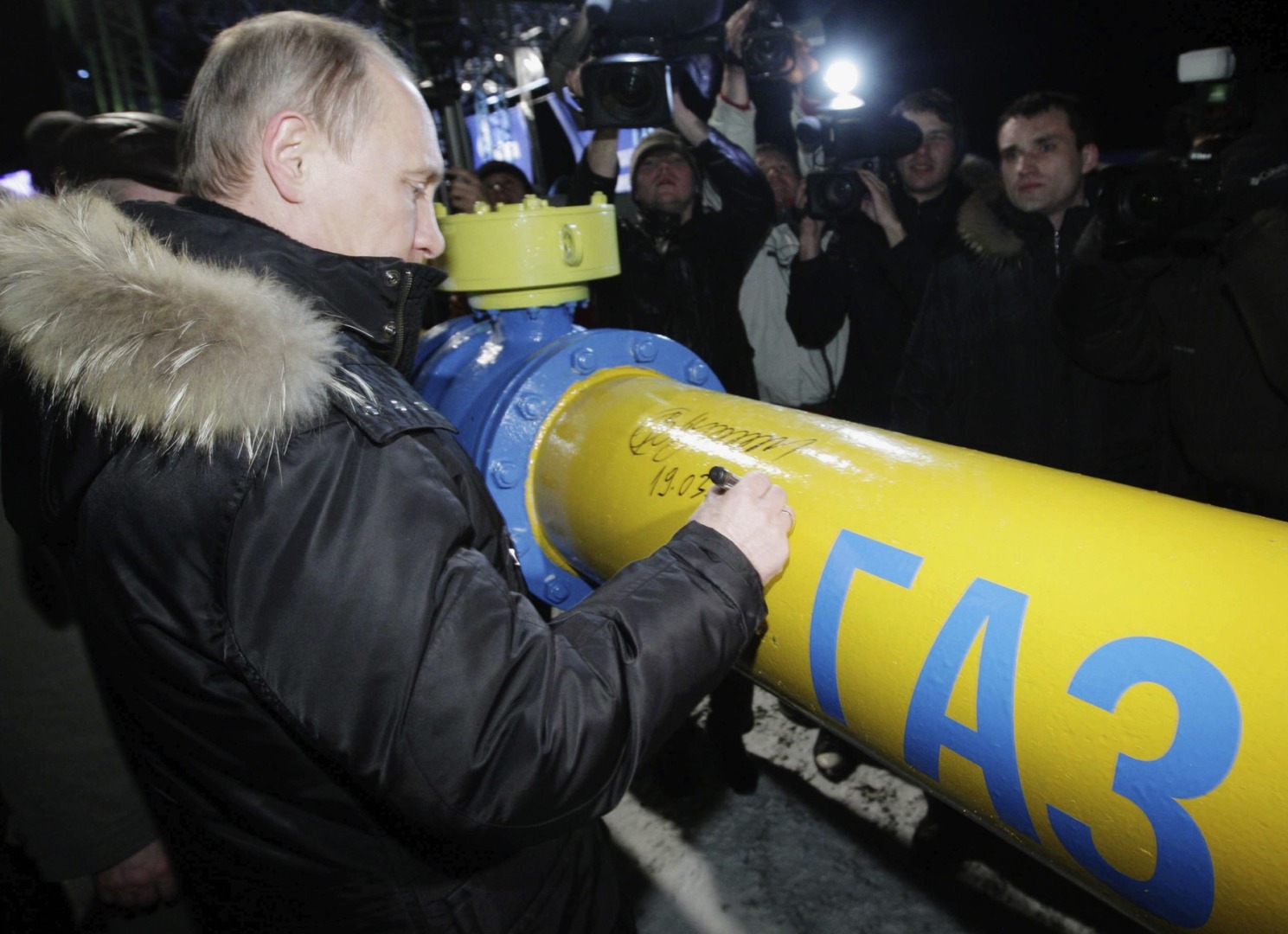 presedintele rus vladimir putin semneaza pe o conducta de gaze