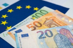steagul ue alaturi de bancnote euro
