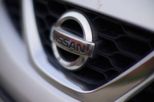sigla nissan pe grila unei masini