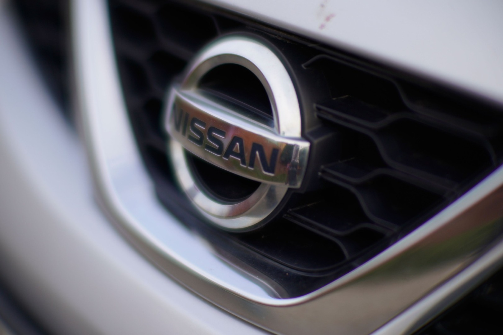 sigla nissan pe grila unei masini