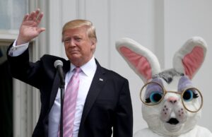 donald trump alaturi de o mascota de iepure de paste