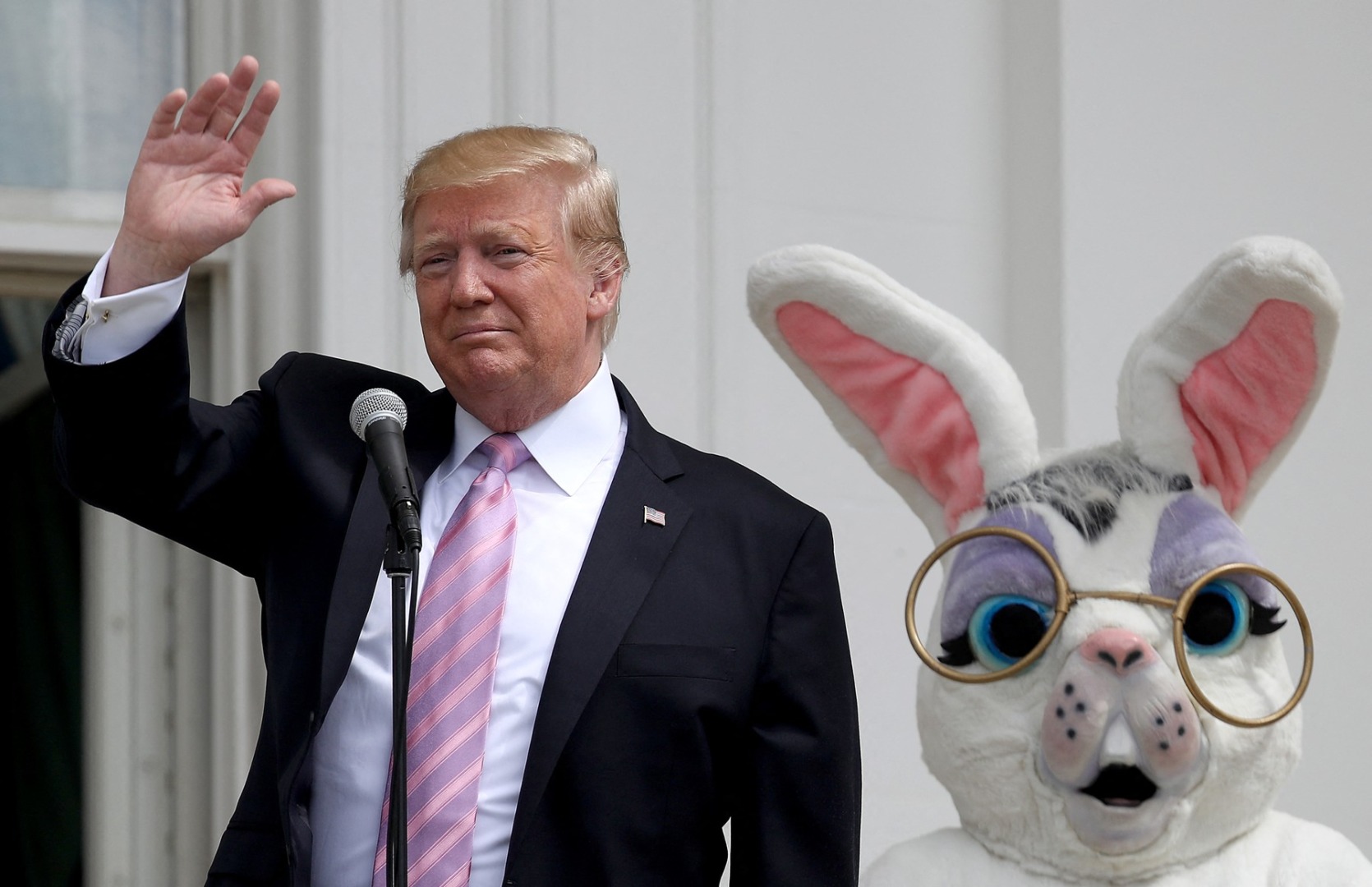 donald trump alaturi de o mascota de iepure de paste