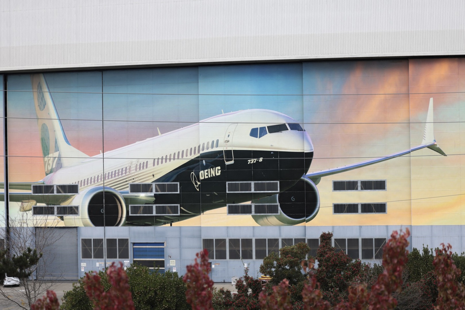 un avion boeing pictat pe o clădire