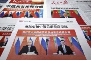 un ziar cu imaginile lui putin si xi jinping