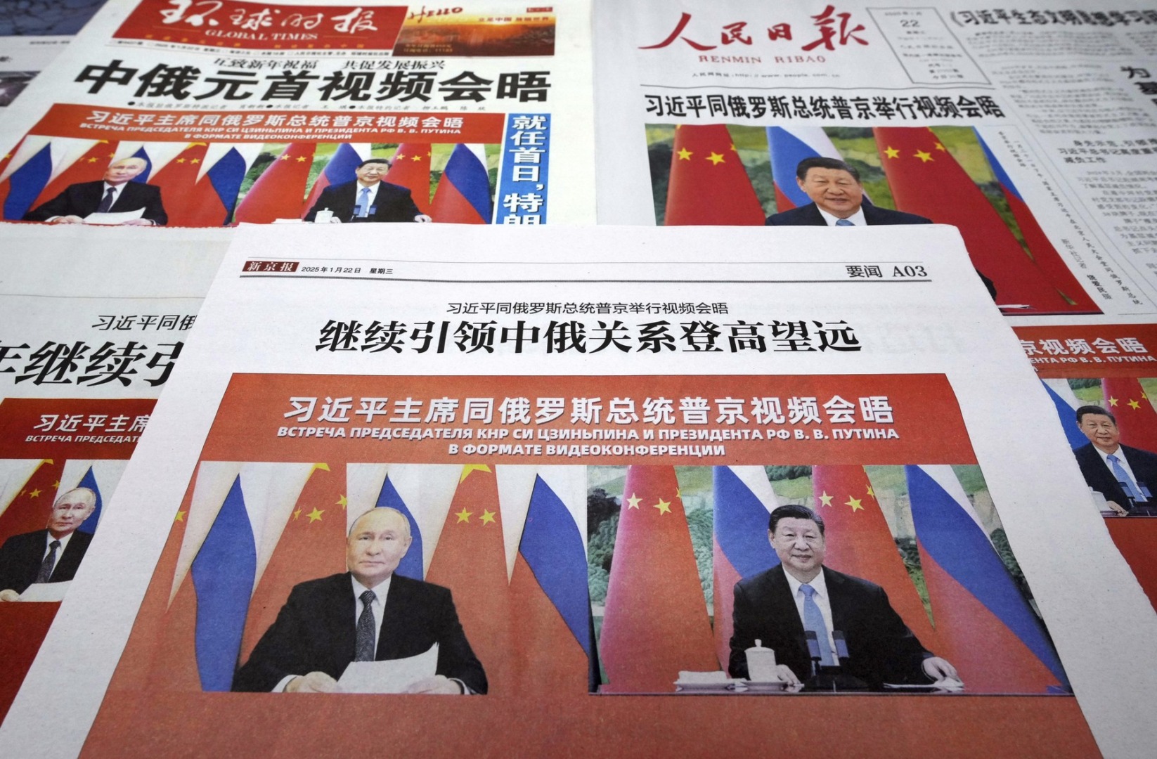 un ziar cu imaginile lui putin si xi jinping