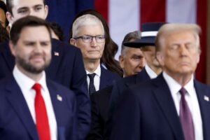 Șeful Apple, Tim Cook, la inaugurarea lui Donald Trump.