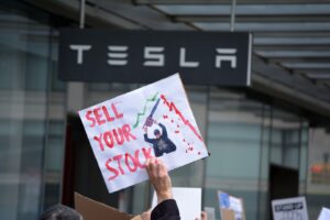 o pancarta indeamna oamenii sa-si vanda actiunile tesla