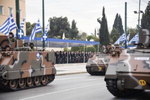 vehicule blindate la o parada militara in grecia