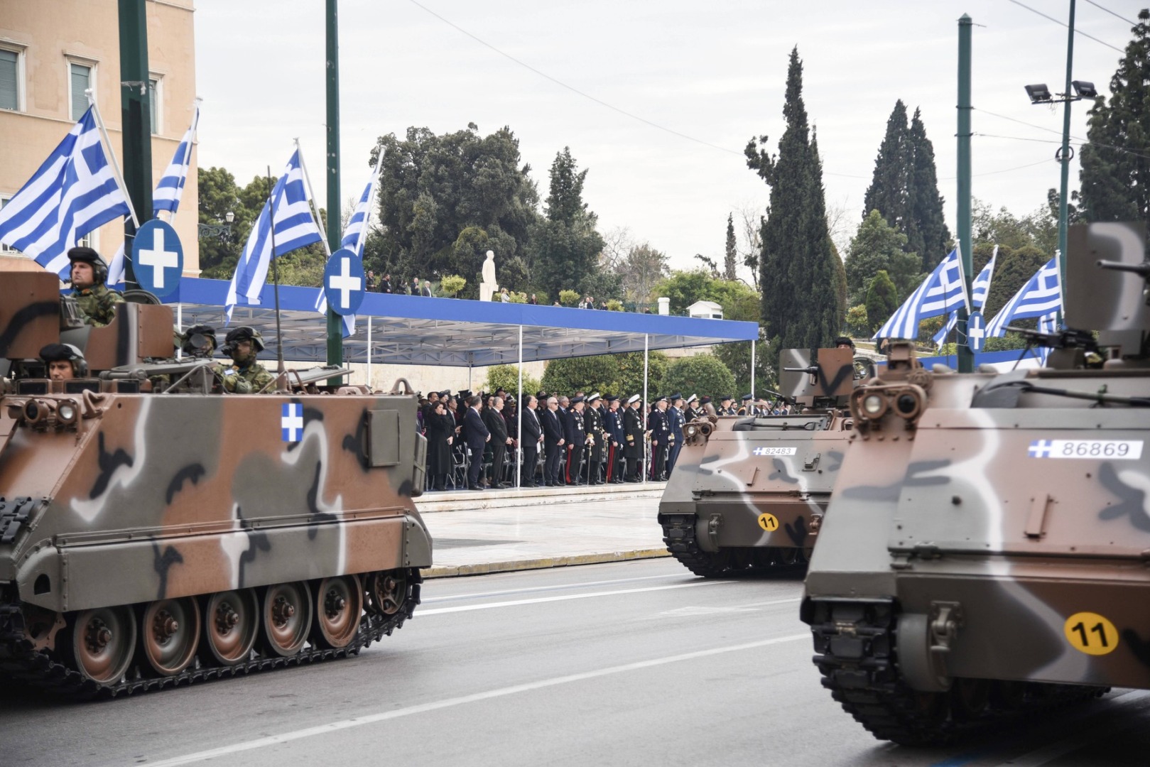 vehicule blindate la o parada militara in grecia