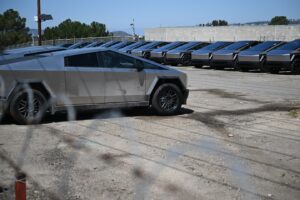 vehicule tesla cybetruck intr-o parcare