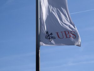 un steag cu sigla bancii ubs