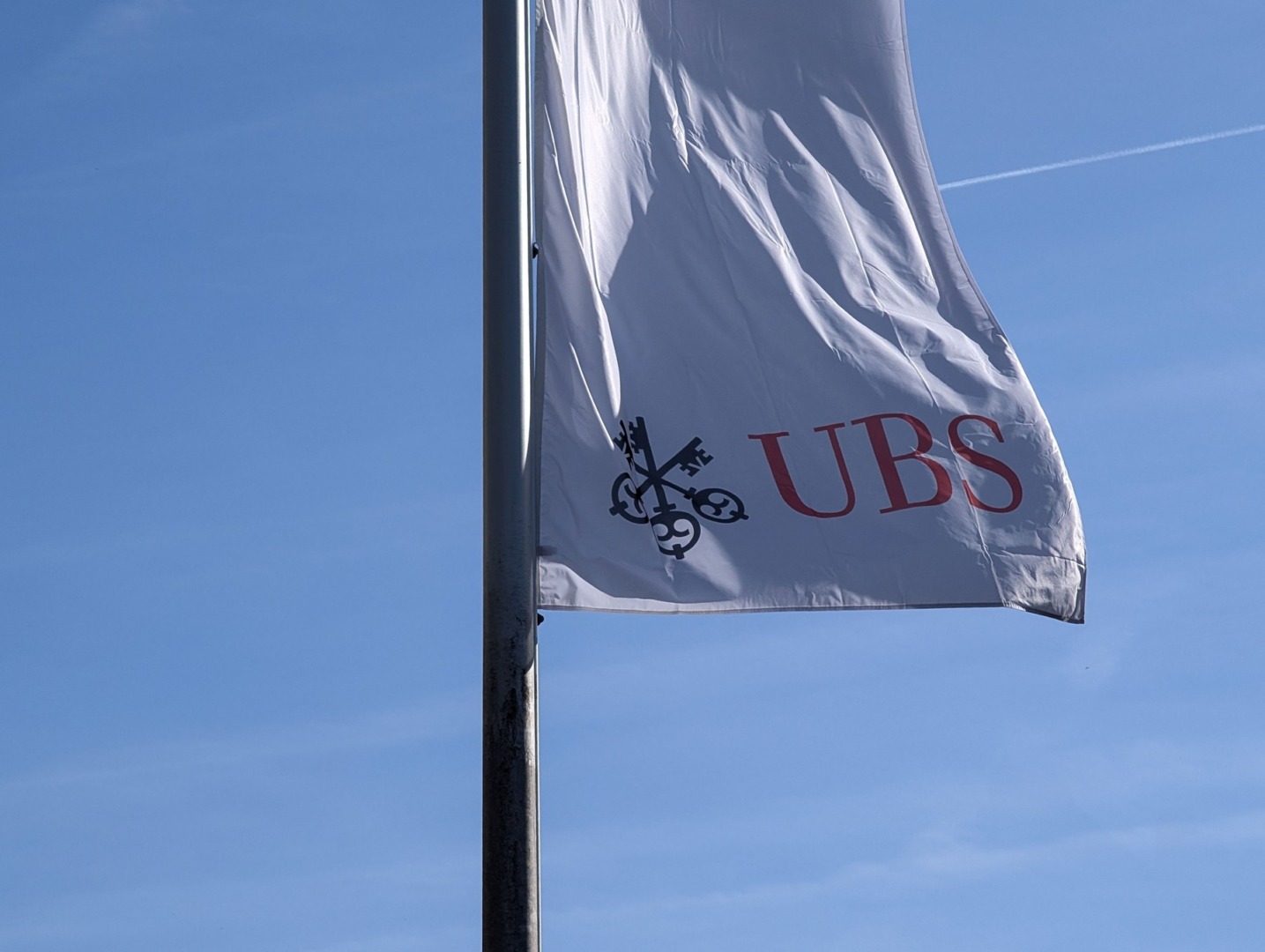 un steag cu sigla bancii ubs