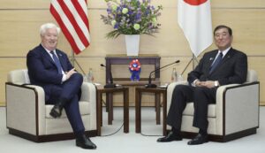 Ambasadorul SUA în Japonia, George Edward Glass (stânga), și prim-ministrul japonez Shigeru Ishiba au avut o întâlnire la biroul prim-ministrului din Tokyo, la 22 aprilie 2025.