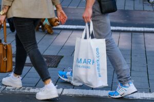 o punga primark in mana unui client