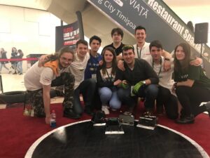 roboti participa la competitia Sumo
