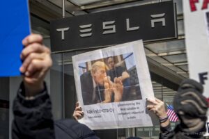 proteste la un dealership tesla