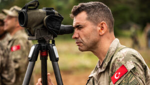 un militar turc foloseste un dispozitiv de apropiere