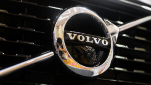 sigla marcii auto volvo pe grila unei masini