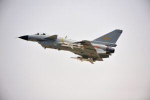 avion de producție chineză j-10c in zbor