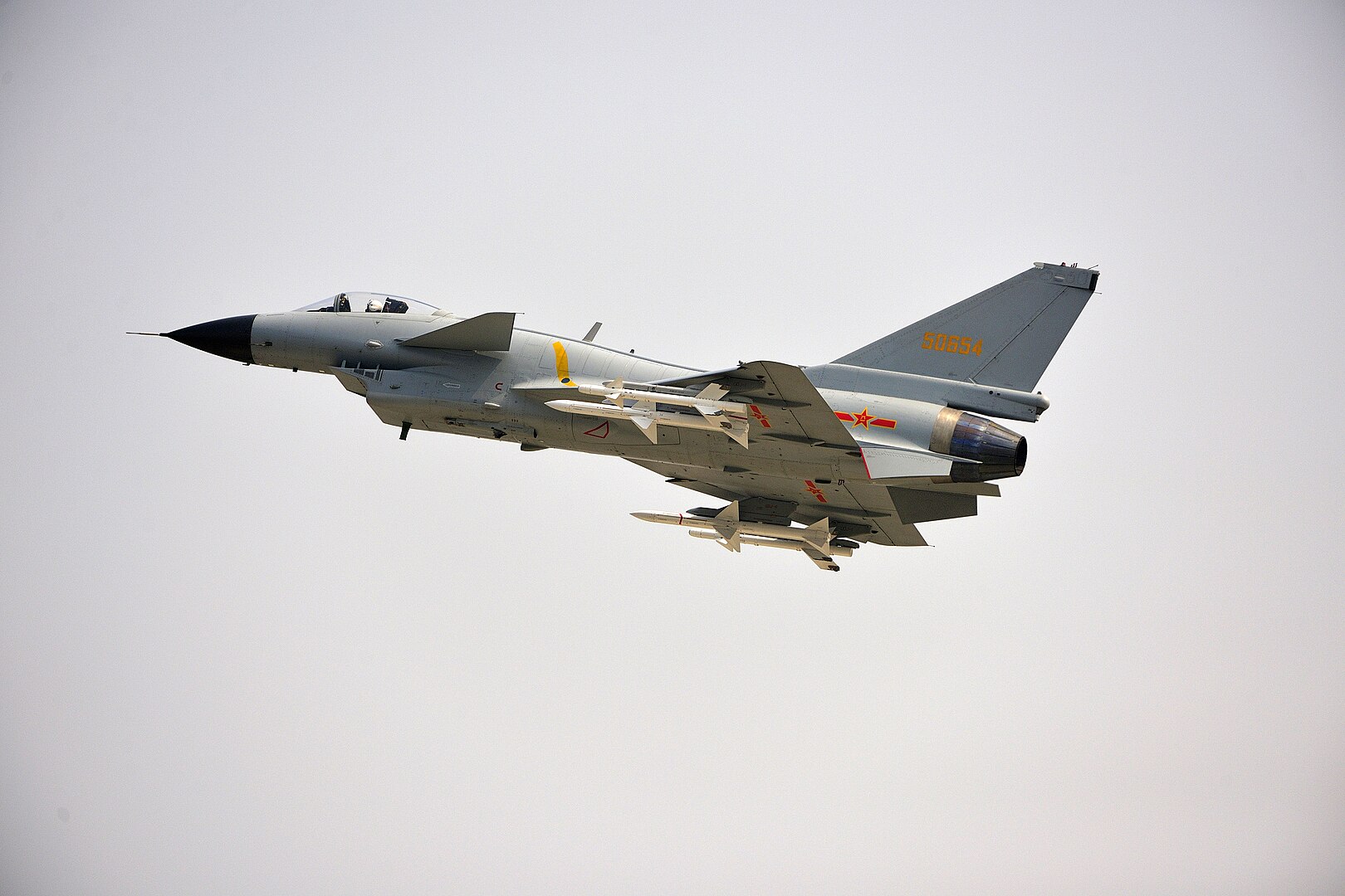 avion de producție chineză j-10c in zbor