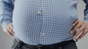 un barbat cu abdomen proeminent